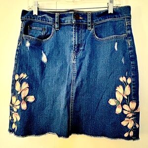 Cute, floral embroidered denim mini skirt